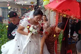 实拍广西姑娘出嫁全过程，场面喜庆热闹，大家来沾沾喜气吧