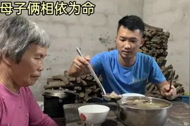 35岁光棍小伙娶不到老婆，俩母子相依为命，一只土鸡吃不完泪心酸视频封面