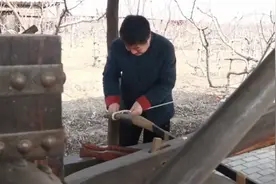 河北沧州匠人吴景刚痴迷古兵器 复原“三弓床弩”等攻守器械视频封面
