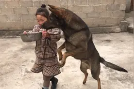 孩子欺负狗狗，妈妈给狗子撑腰，狗子不领情，就喜欢被孩子欺负