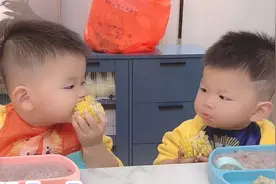 龙凤胎兄妹，一个爱吃玉米，一个爱吃水饺，吃饭上演表情帝视频封面