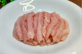 炒瘦肉，有人加淀粉，有人加蛋清都不对，多加一样，像豆腐一样嫩视频封面