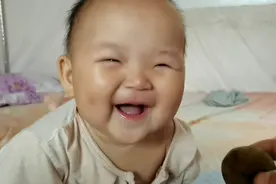 宝宝为了要爸爸手里好吃的，使劲卖萌哈哈笑，婴儿的笑声太治愈了视频封面