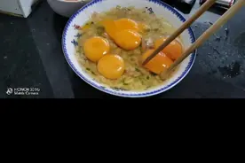 双黄蛋是假的吗？今天买了一斤鸡蛋，连着打了四个都是双黄蛋。视频封面