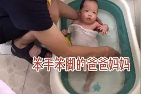 在月子里天天给宝宝洗澡洗头，外婆说:不能天天洗，对宝宝不好。