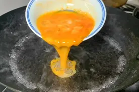 把鸡蛋液倒进滚烫的开水中，就服老一辈这种传统做法，看完长见识视频封面
