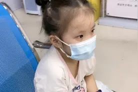 女儿突然过敏发烧，晴晴妈赶快带女儿去验血，还好有惊无险视频封面