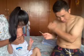 疫情期间宝宝肚子饿，这个爸爸居然让宝宝吃自己的奶，究竟怎么了视频封面