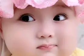 宝宝抓妈妈的头发，爸爸说了一句，委屈坏了视频封面