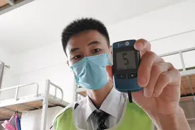 饭后不到一小时发生严重低血糖，满身大汗，手掌发麻，感觉要挂了