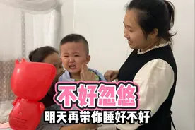 2岁萌娃有多黏爸爸，竟然抱着外婆哭，最后一幕让人捧腹大笑视频封面