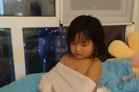 不到三岁的暄暄学会穿衣服了视频封面