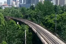 济南开往乌鲁木齐的Z105次宝鸡站发车通过西关大桥视频封面