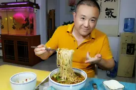 2包榨菜1块肉，这样做的榨菜肉丝面简单美味营养丰富，吃着舒坦