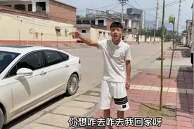 女朋友要去参加同学聚会，被小二当场拒绝，小二：害怕你把我甩掉视频封面