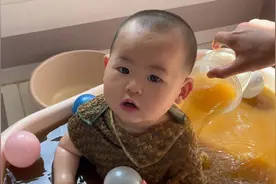 12个月宝宝晚上挠痒痒睡不好，简单有效的安全操作，泡完排便增多