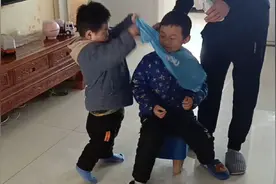 这个小孩真喜人啊，自己不理发，也不让给哥哥理，还把爸爸撵走了视频封面