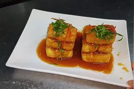 从厨20年的大厨做金砖霸王豆腐，Q弹外香里嫩滑，视频封面