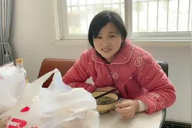 公公的赔偿款下来了萌萌和老公商量把钱给公公，留着给妹子出嫁用视频封面