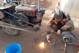 电动车轱辘改装220v发电机 ，带两百瓦大灯泡子电压非常稳定 。