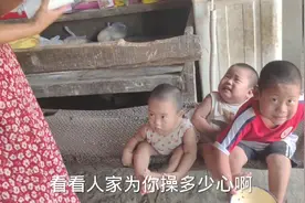 农村5个孩子的贫困家庭，收到爱心人士寄来的衣服，高兴又激动！视频封面