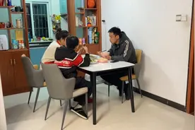 结婚十一年了，家里最后一样家具配齐了，一家人可以围着餐桌吃饭视频封面