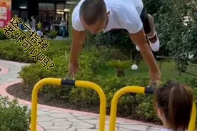中国人能做的动作，外国人不会，小耗子是真嚣张，但比大师兄差点视频封面