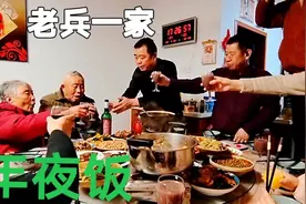 妈妈烧的年夜饭四代团圆，爷孙贴春联挂灯笼，老兵一家除夕纪实视频封面