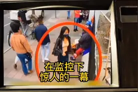 监控下拍下惊人的一幕，女人在街头心脏骤停昏倒，街头暖心场景视频封面