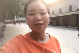 小敏喜欢公园溜达，发现一村庄十分干净，就是离上班地方太远了