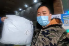 老婆给爸妈寄来新衣服，玉平兴高采烈回家半路受阻，根本不敢回家视频封面