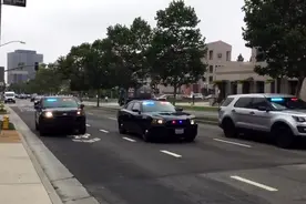 美国洛杉矶警察出动处理枪击案。视频封面