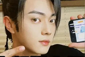 许凯被曝光恋爱但是否认，还有约炮、睡粉和同公司恋爱于正都难为视频封面