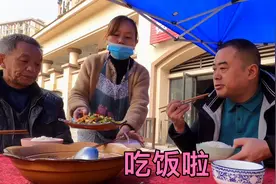 在川渝吃饭真划算，3个浑菜1个汤才花67元，3个人吃到撑视频封面