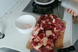 买的内蒙草原黄膘牛腩，花了高价结果被骗了，看看咋回事？视频封面