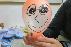 朱当当和小弟弟一起做实验：会吹气的瓶子