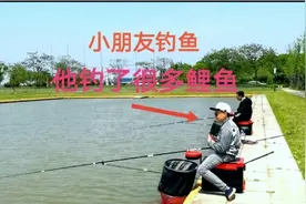 游玩到郊区，发现一个小朋友钓鱼，他比大人钓的都多视频封面