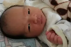 17天的奶娃娃，现在脸上还有点脱皮，指甲还是软软的，吃饱要睡了视频封面