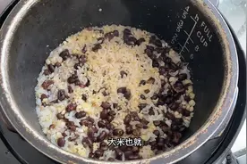 非常适合糖尿病人吃的杂粮饭，又软又香，看看都是什么杂粮。