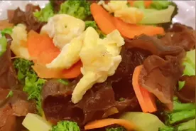 【每周一食6】胡萝卜绿菜花木耳炒鸡蛋（绿菜花炒前用开水绰了1分视频封面