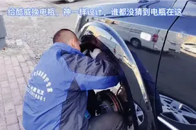 谁知道，道奇酷威车的电瓶在哪？简直神一样的设计，原来电瓶在这