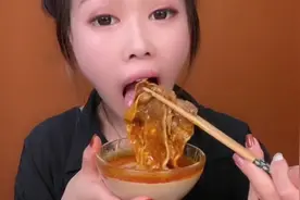 今晚弄个麻辣金针菇拌肥牛火锅，肥牛嫩滑肥而不腻，大口吃肉真香