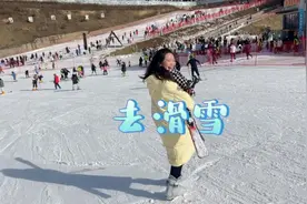 初次体验滑雪，从山顶摔到山腰，最后一节还是走下去的，太难了视频封面