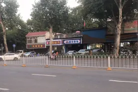 武汉市青山红钢城依然坚挺的一条美食街。下午18：30时拍摄。视频封面