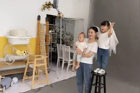 宝妈带六六拍周岁照 音乐响起又嗨到不行 摄影师：我们控制一下下