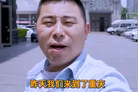 小伙带父母到大城市吃自助餐，父母听到150一位立马起身要走视频封面