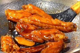 在家做可乐鸡翅，多加这2步才正宗，色泽红亮，鲜嫩又多汁！