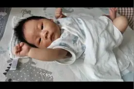 26天的宝宝头顶尖尖，为了睡出好看的圆头看麦妈的小妙招视频封面