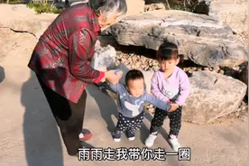 70多岁老奶奶和孙媳妇带俩孩子玩，奶奶蒸包子包水饺，其乐融融！视频封面