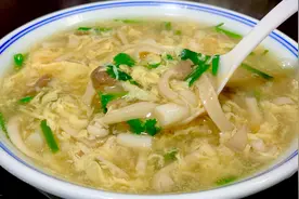 蘑菇鸡蛋汤这样做才好喝，简单又营养，汤甜入味，清淡而不油腻